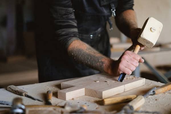 Carpintero reparación y restauración de muebles en Girona